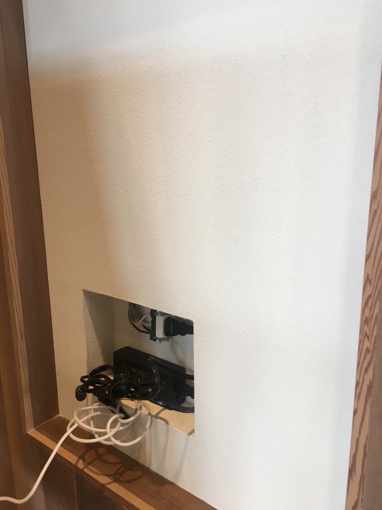 Can_the_AC_adaptor_and_cord_be_hidden_when_mounting_the_body_on_the_wall_.jpg