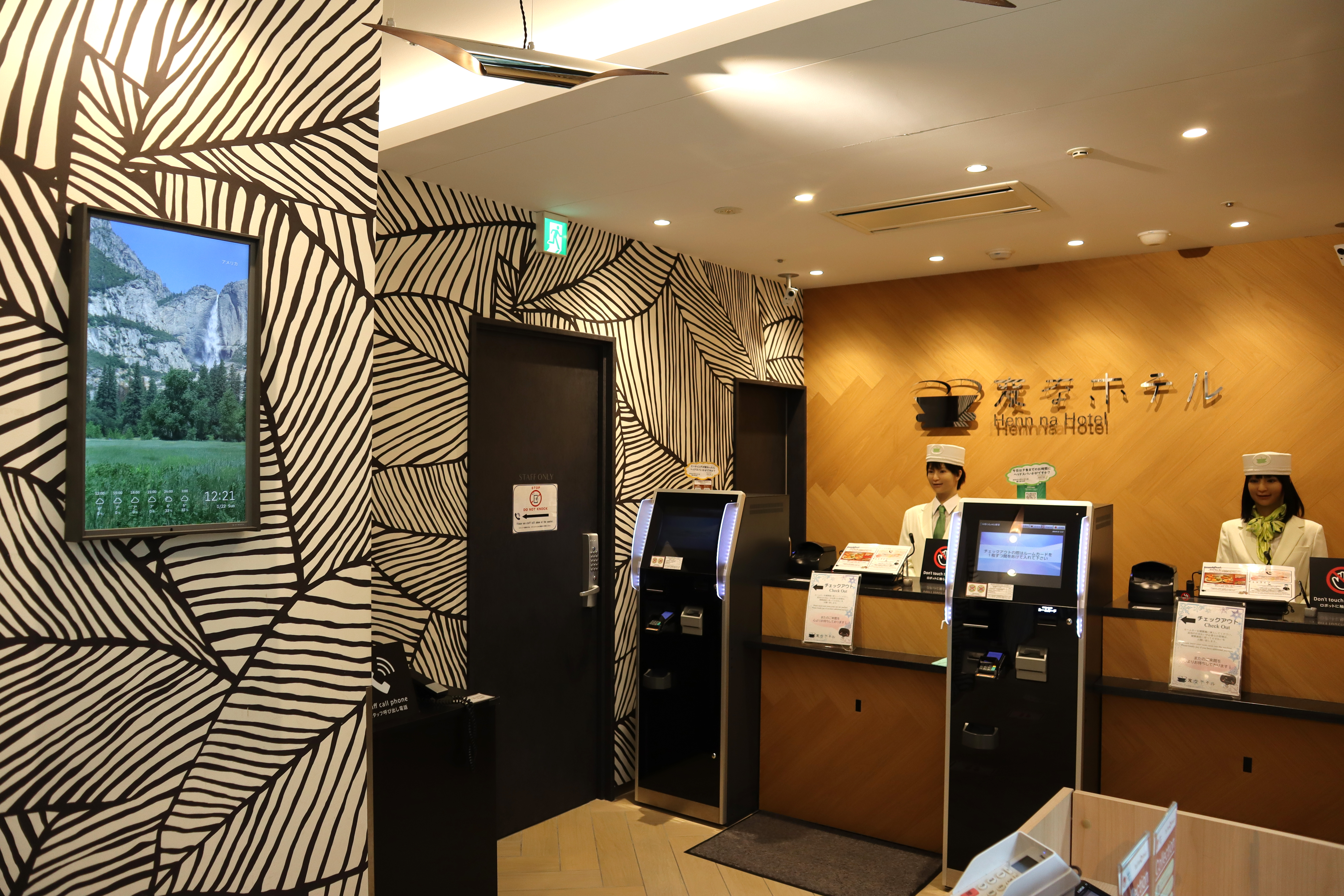 henhotel0835.jpg